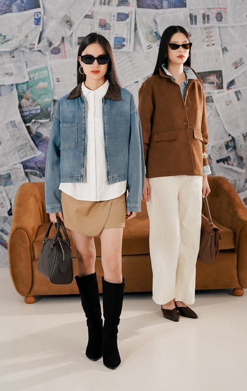 Model mengenakan Lucas Jacket Denim, jaket wanita bahan jeans (denim) yang kokoh dengan detail kerah bahan korduroi (corduroy) yang kontras, saku depan, dan resleting.