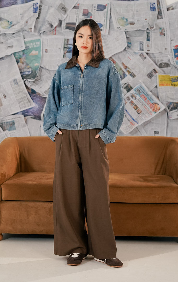 Model mengenakan Lucas Jacket Denim, jaket wanita bahan jeans (denim) yang kokoh dengan detail kerah bahan korduroi (corduroy) yang kontras, saku depan, dan resleting.