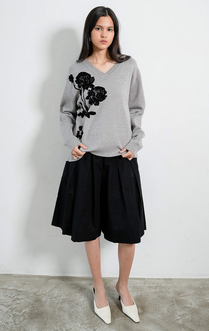 Sweter rajut wanita lengan panjang warna abu-abu (grey) Lulie Sweater berpotongan kerah V (V-neckline) dengan aksen bordir bunga mawar hitam (black floral embroidery).