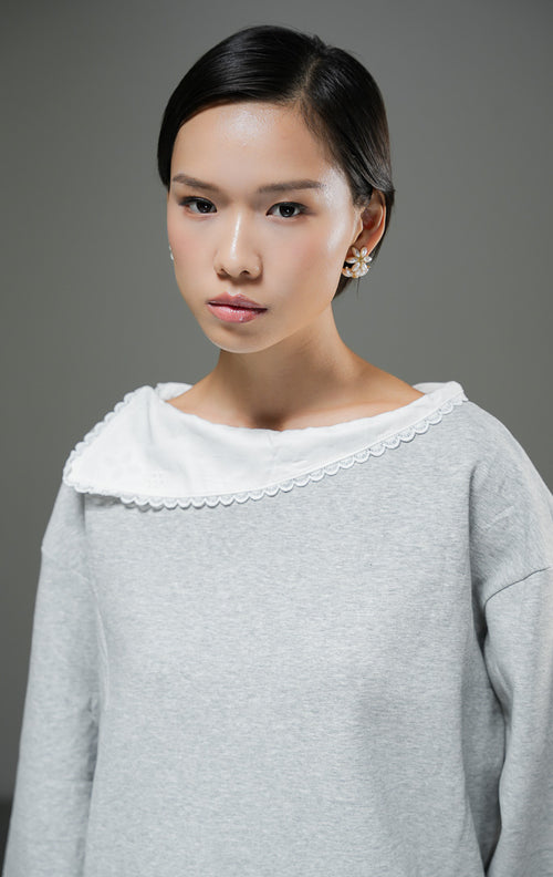 Sweater wanita Lunette Sweater warna light grey abu-abu terang lengan panjang dengan detail kerah renda lace putih yang manis. 

