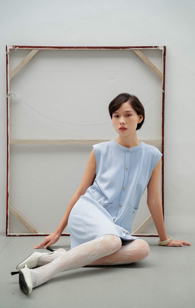 Mini dress wanita tanpa lengan (sleeveless) warna biru muda (light blue) Luvenia Dress berbahan stretch knit dengan aksen kancing depan dan kantong fungsional. 

