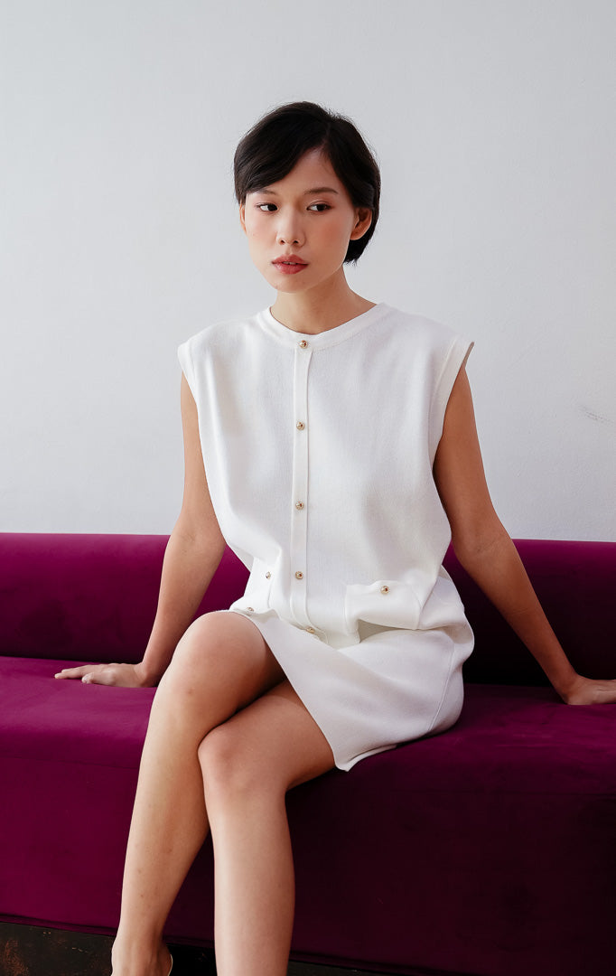 Mini dress wanita tanpa lengan (sleeveless) warna putih Luvenia Dress berbahan stretch knit dengan aksen kancing depan dan kantong fungsional untuk gaya casual dan date night.