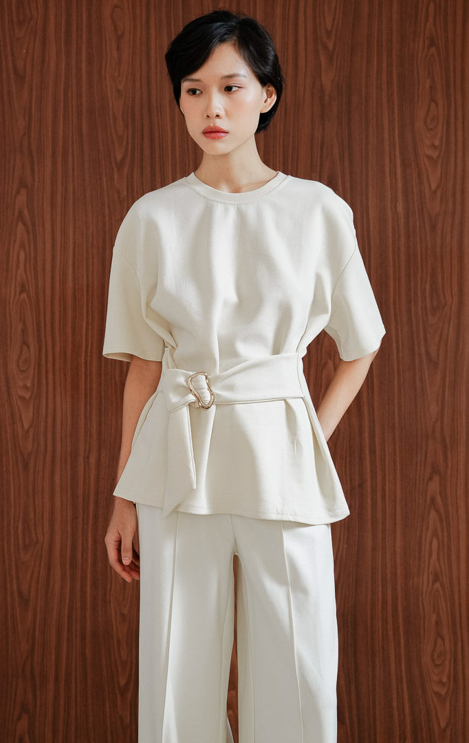 Cardigan rajut wanita warna ivory Machiavelli Top berbahan knit bermotif dengan kancing depan dan detail sabuk aksen emas (gold accent belt).

