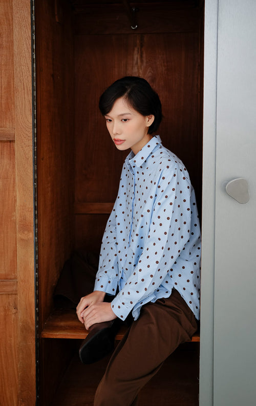 Atasan kemeja wanita lengan panjang warna biru muda (light blue) Maelynn Top berbahan halus dengan kerah klasik dan motif polkadot untuk office look dan daily look.