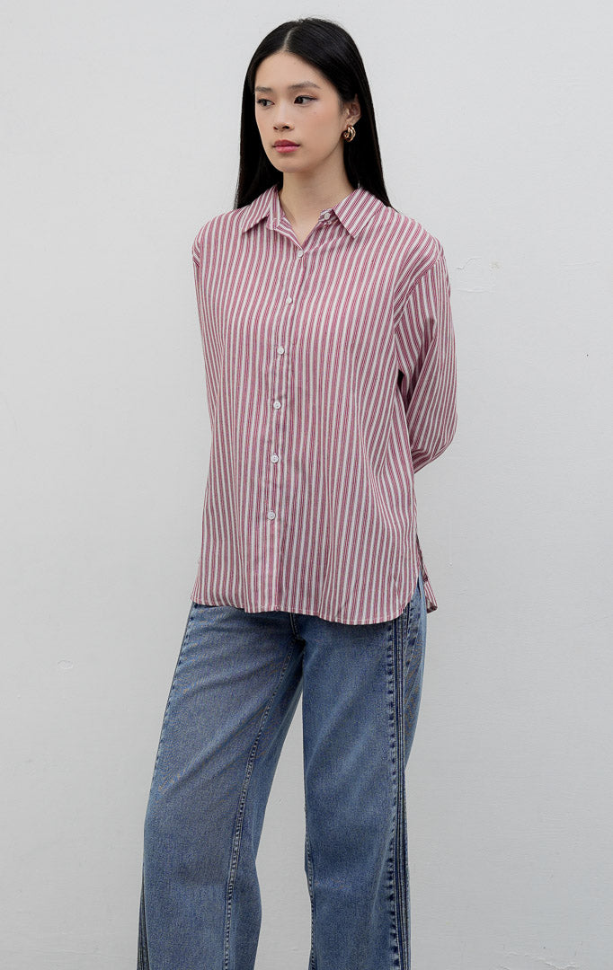Kemeja wanita lengan panjang warna merah (red) Malfoy Top bermotif garis-garis salur (striped) berbahan katun terstruktur dengan bukaan kancing depan dan detail saku.