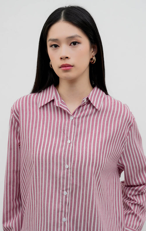Kemeja wanita lengan panjang warna merah (red) Malfoy Top bermotif garis-garis salur (striped) berbahan katun terstruktur dengan bukaan kancing depan dan detail saku.