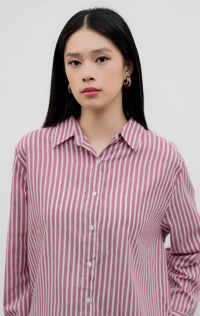 Kemeja wanita lengan panjang warna merah (red) Malfoy Top bermotif garis-garis salur (striped) berbahan katun terstruktur dengan bukaan kancing depan dan detail saku.