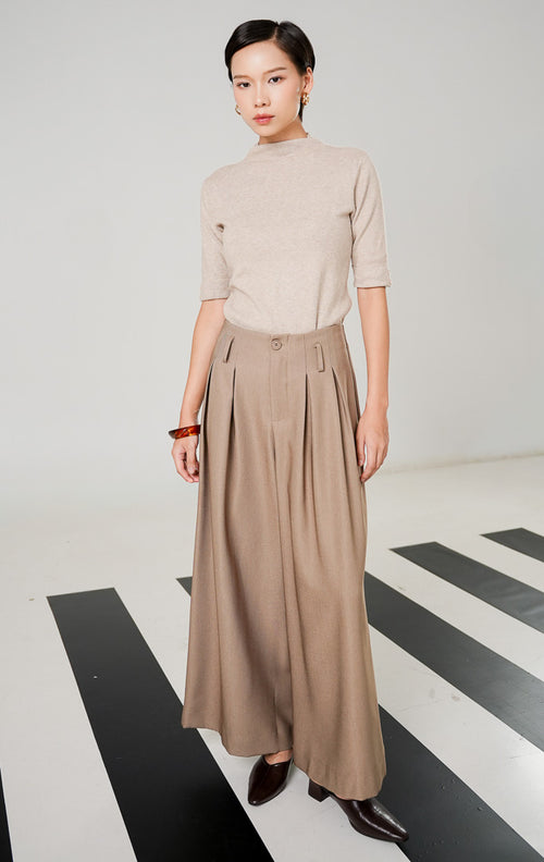 Celana panjang wanita Malia Pants Khaki model wide leg dengan detail lipit depan, kancing senada, dan karet pinggang belakang dari This Is April. 
