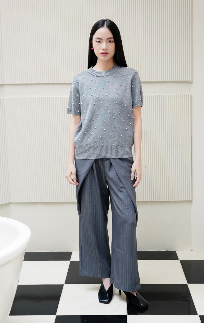 Atasan rajut wanita warna abu-abu Maple Top dengan aksen hiasan mutiara pearl studded, kerah bulat crew neck, dan lengan pendek yang elegan. 