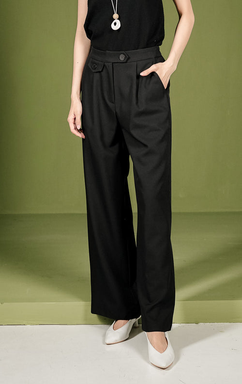Celana panjang wanita Margo Pants berpotongan lurus (straight cut) warna hitam, dilengkapi detail dua kancing pada ban pinggang depan serta karet elastis di pinggang bagian belakang.