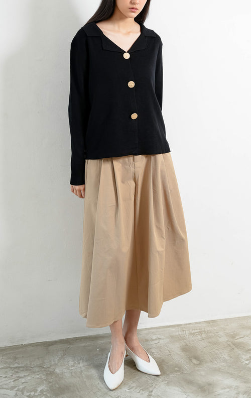 Kardigan rajut wanita lengan panjang warna hitam (black) Mariella Cardigan berbahan stretchy knit dengan kerah (structured collar) dan aksen kancing emas mewah (statement gold buttons).