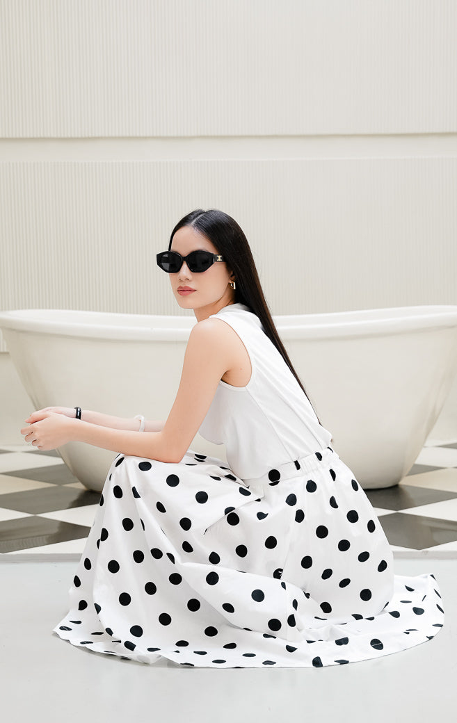 Rok panjang wanita Maroline Skirt warna white (putih) motif polka dot hitam model flare maxi berbahan cotton dengan pinggang karet dan saku fungsional