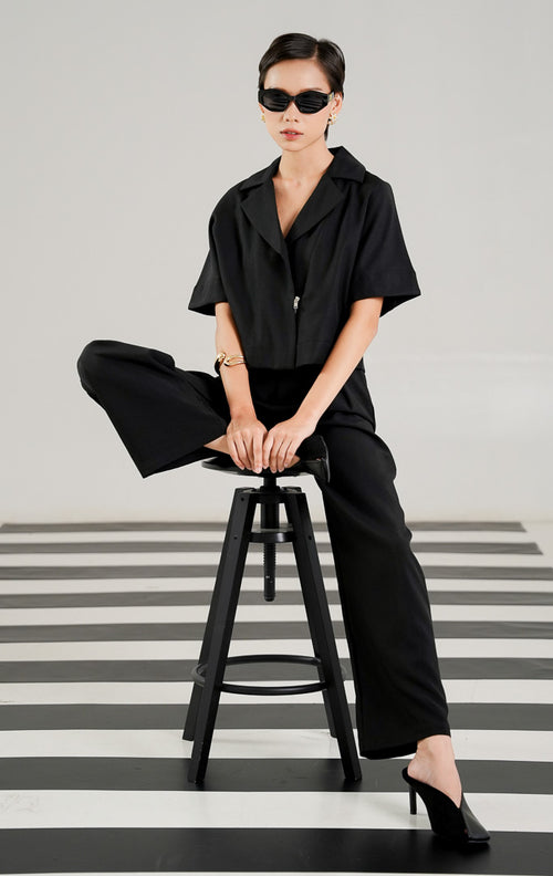Rompi blazer wanita Marshie Black tanpa lengan dengan detail kerah rapi dan resleting depan tersembunyi dari This Is April. 