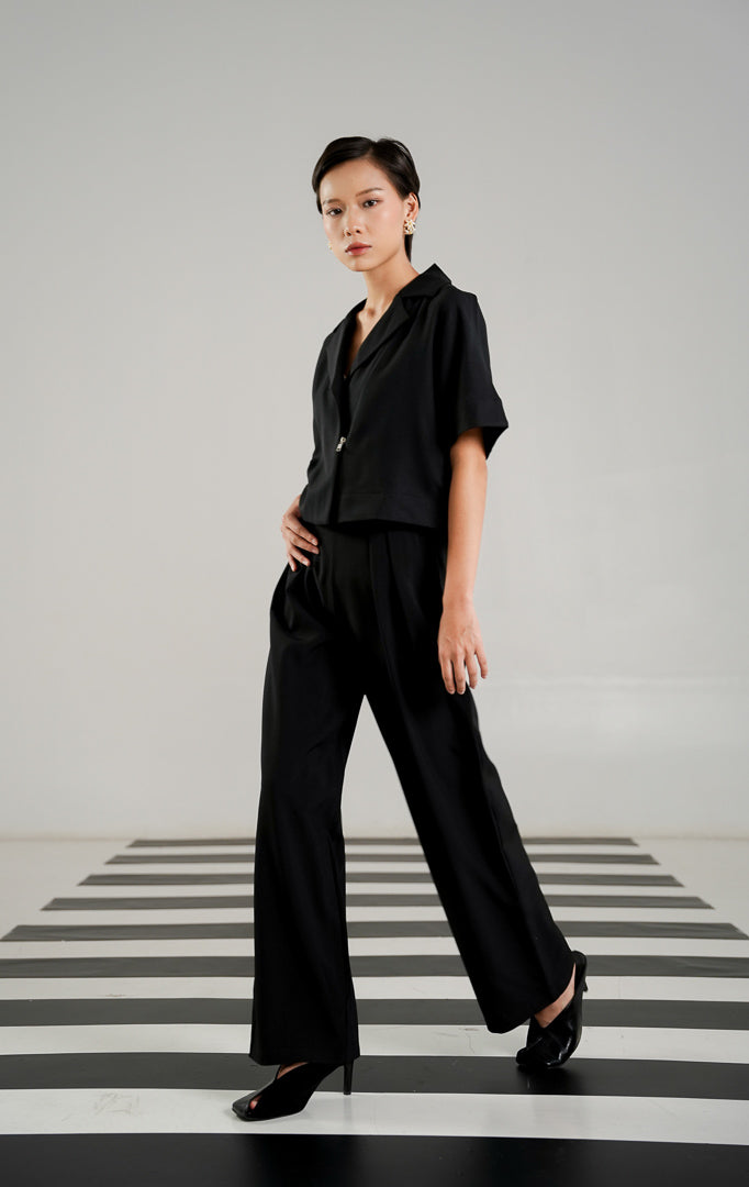 Rompi blazer wanita Marshie Black tanpa lengan dengan detail kerah rapi dan resleting depan tersembunyi dari This Is April. 
