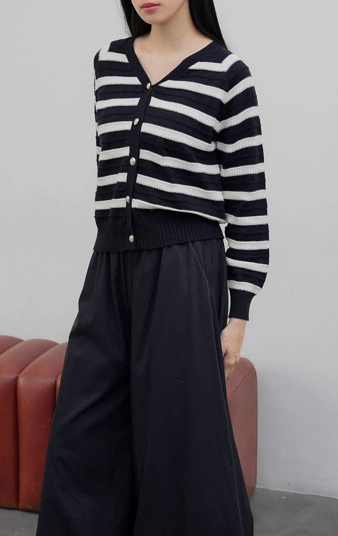 Kardigan rajut wanita lengan panjang warna hitam (black) Matera Cardigan bermotif garis horizontal (striped) bertekstur dengan kerah V (V-neck) dan bukaan kancing depan.