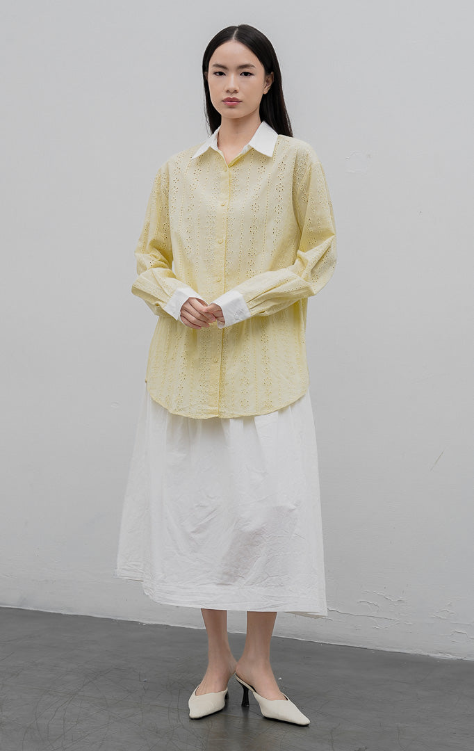 Kemeja wanita lengan panjang warna kuning pastel (yellow) Maxene Top berbahan katun detail bordir kerawang (eyelet embroidery) dengan kerah dan manset kontras warna putih.