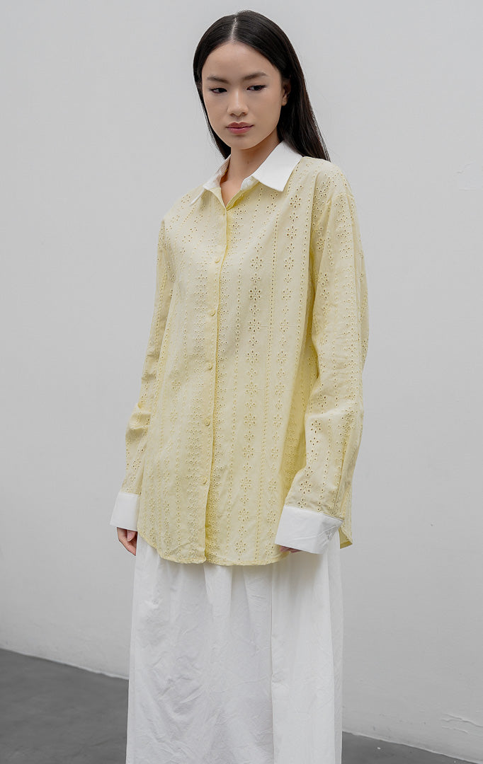 Kemeja wanita lengan panjang warna kuning pastel (yellow) Maxene Top berbahan katun detail bordir kerawang (eyelet embroidery) dengan kerah dan manset kontras warna putih.