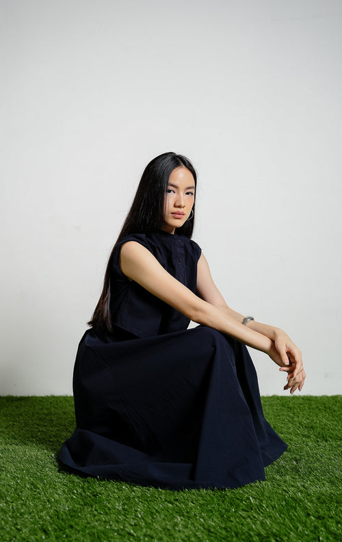 Eleanora Band Collar Sleeveless Maxi Dress warna navy, baju gaun panjang tanpa lengan wanita model kerah shanghai aksen tumpuk warna biru dongker dari This Is April.