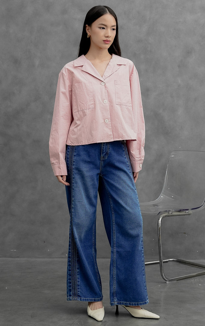 Atasan wanita model cropped blazer lengan panjang warna merah muda (pink) Meadow Top berbahan katun terstruktur dengan kerah Cuban collar, bukaan kancing depan, dan saku saku dada fungsional.
