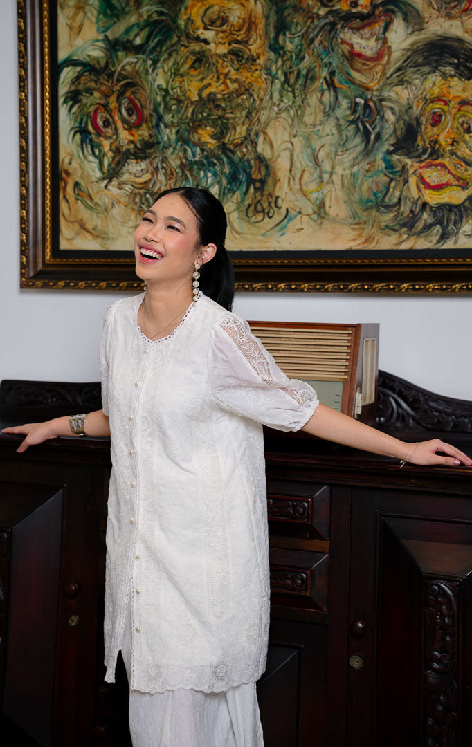 Meirisya Dress White, dress panjang wanita warna putih bahan katun 
lembut dengan detail bordir lace transparan di bagian lengan dan bawah, 
serta lapisan furing yang nyaman.