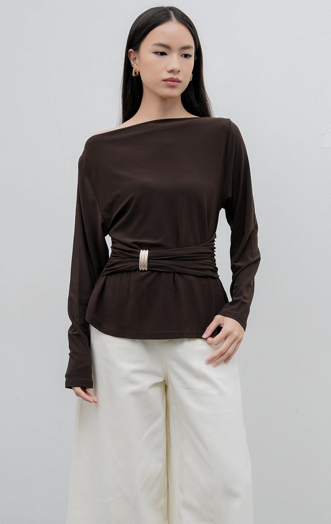 Atasan lengan panjang wanita warna cokelat tua (dark brown) Mezza Top berbahan jersey stretch dengan aksen draped, kerut pinggang (gathered waist), dan hiasan bros (brooch).