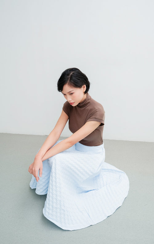 Rok midi wanita model A-line warna biru muda (light blue) Mikami Skirt berbahan floral jacquard bertekstur dengan saku samping fungsional.