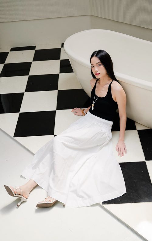 Rok panjang maxi wanita Mille Skirt warna white (putih) berbahan breathable cotton dengan detail pinggang smocked yang nyaman untuk casual look. 