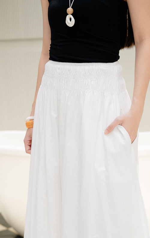 Rok panjang maxi wanita Mille Skirt warna white (putih) berbahan breathable cotton dengan detail pinggang smocked yang nyaman untuk casual look. 