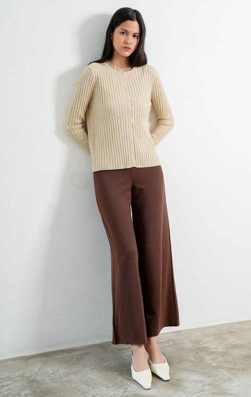 Kardigan rajut wanita lengan panjang warna khaki (khaki) Mirion Cardigan bertekstur salur vertikal (ribbed knit) dengan kerah bulat (round neckline), potongan fitted, dan bukaan kancing depan warna senada. 


