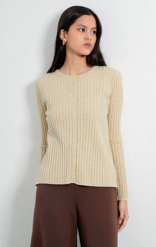 Kardigan rajut wanita lengan panjang warna khaki (khaki) Mirion Cardigan bertekstur salur vertikal (ribbed knit) dengan kerah bulat (round neckline), potongan fitted, dan bukaan kancing depan warna senada. 

