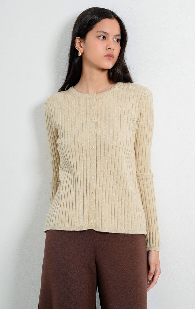 Kardigan rajut wanita lengan panjang warna khaki (khaki) Mirion Cardigan bertekstur salur vertikal (ribbed knit) dengan kerah bulat (round neckline), potongan fitted, dan bukaan kancing depan warna senada. 

