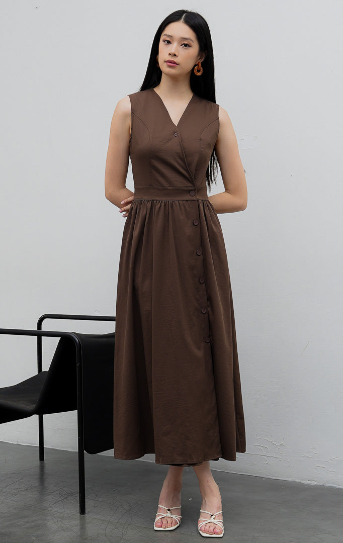 Gaun terusan wanita tanpa lengan (sleeveless dress) warna cokelat tua (dark brown) Monrow Dress berpotongan A-line berbahan campuran katun-poliester dengan kerah V, detail panelled bodice, dan bukaan kancing depan.