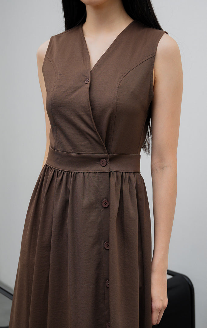 Gaun terusan wanita tanpa lengan (sleeveless dress) warna cokelat tua (dark brown) Monrow Dress berpotongan A-line berbahan campuran katun-poliester dengan kerah V, detail panelled bodice, dan bukaan kancing depan.