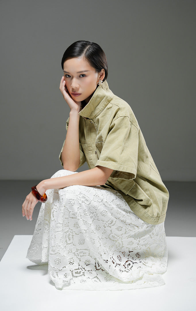 Jaket utility wanita Mordecai Jacket warna light green hijau muda lengan pendek dengan kerah korduroi kontras warna cokelat, kancing depan, dan saku saku fungsional. 