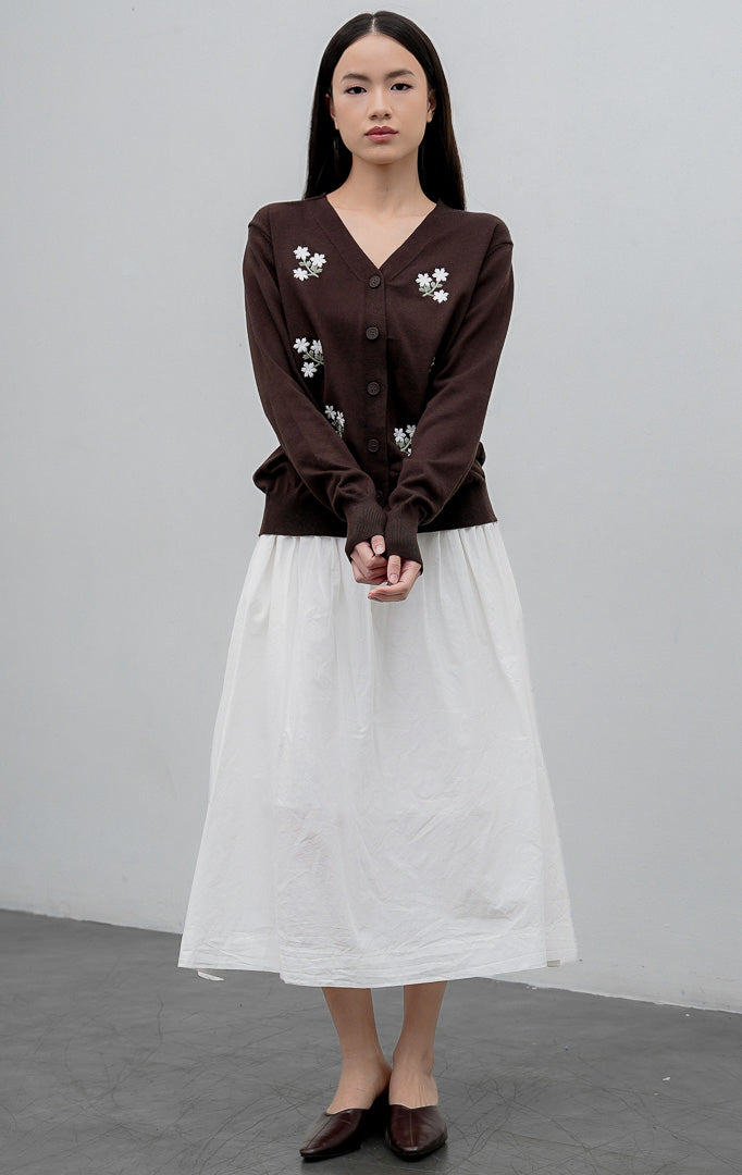 Kardigan rajut wanita lengan panjang warna cokelat tua (dark brown) Morlith Cardigan dengan kerah V (V-neck), bukaan kancing depan, dan aksen bordir bunga (floral embroidery).