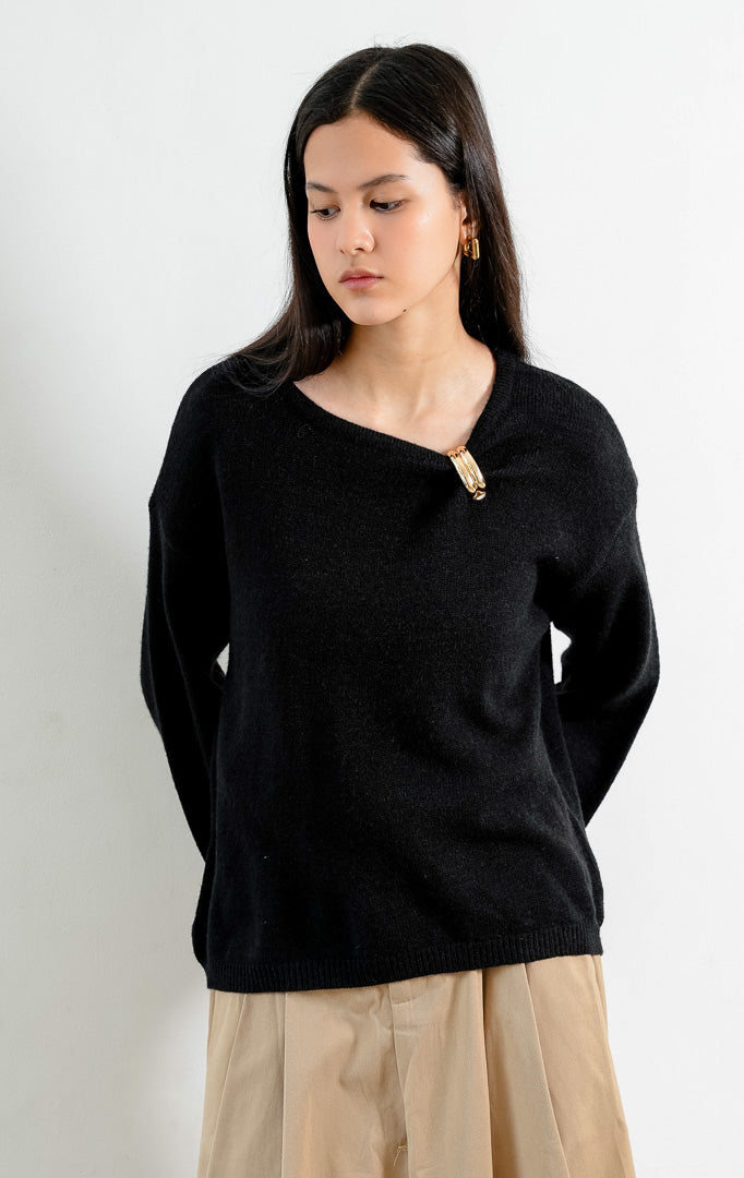 Sweter wanita lengan panjang warna hitam (black) Morvia Sweater berbahan rajut halus (fine-gauge knit) dengan kerah bulat (round neckline), aksen cincin emas di bahu (gold-tone ring detail), dan ujung rajut elastis (ribbed trims). 

