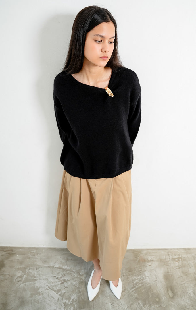 Sweter wanita lengan panjang warna hitam (black) Morvia Sweater berbahan rajut halus (fine-gauge knit) dengan kerah bulat (round neckline), aksen cincin emas di bahu (gold-tone ring detail), dan ujung rajut elastis (ribbed trims). 

