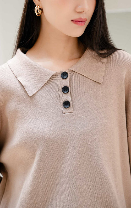 Sweater rajut wanita warna cokelat muda Neddra Sweater dengan tekstur fine-ribbed, detail kerah (collared neckline), lengan panjang, dan potongannya yang rapi. 