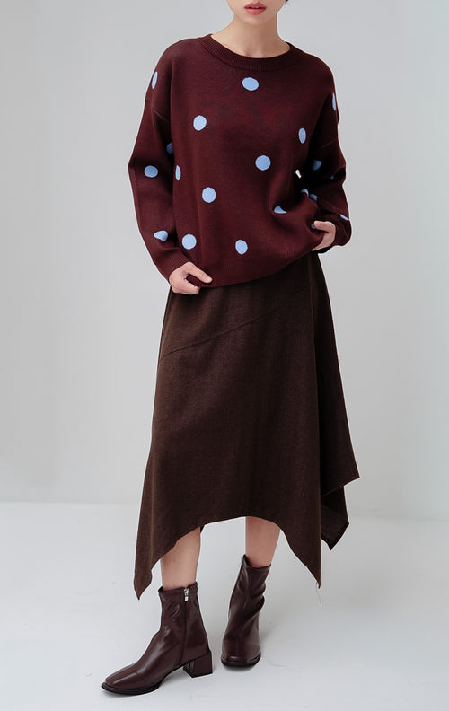 Sweter rajut wanita warna cokelat tua (dark brown) Noura Sweater dengan aksen motif polkadot warna biru, bahan soft stretch, dan siluet relaxed fit.