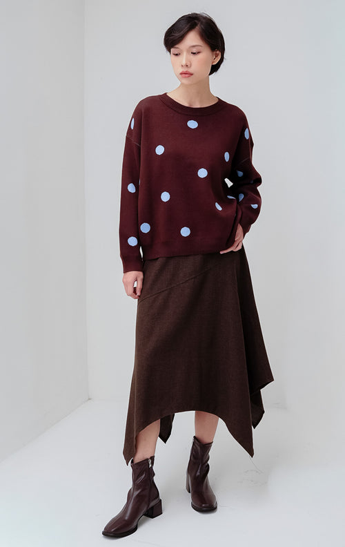 Sweter rajut wanita warna cokelat tua (dark brown) Noura Sweater dengan aksen motif polkadot warna biru, bahan soft stretch, dan siluet relaxed fit.