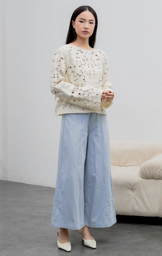 Kardigan rajut wanita lengan panjang warna ivory Novastra Cardigan bermotif renda bunga (floral crochet) dengan bukaan kancing depan dan tekstur open-work.