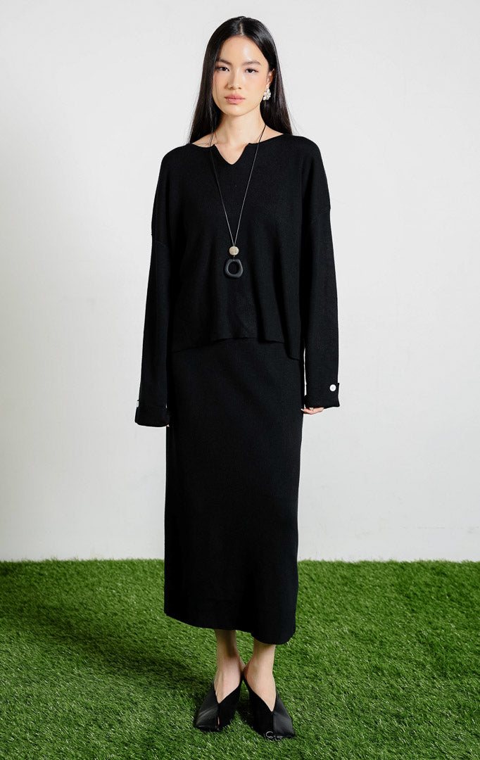 Letisya Minimalist V-Neck Button Detail Knit Set warna black, satu setelan rajut baju lengan panjang dan rok panjang wanita warna hitam dari This Is April.