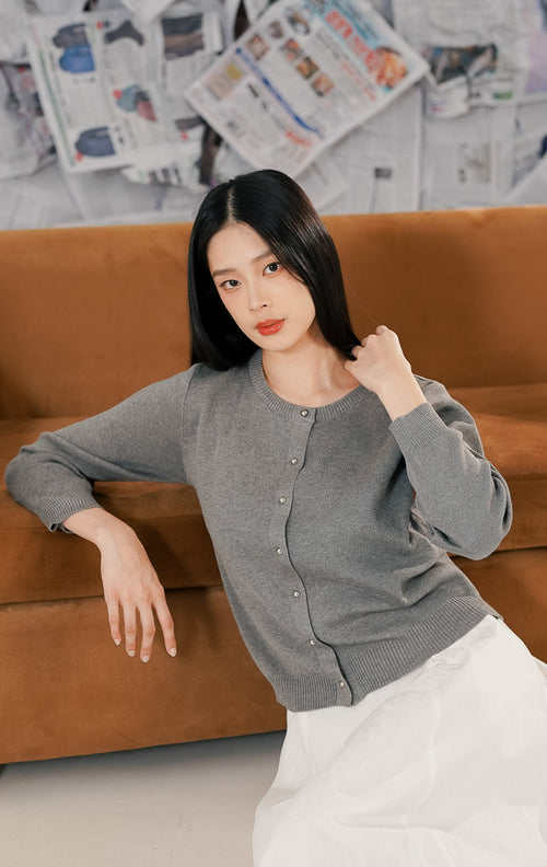 Inspirasi padu padan Kester Cardigan Brown sebagai outer untuk outfit sehari-hari.