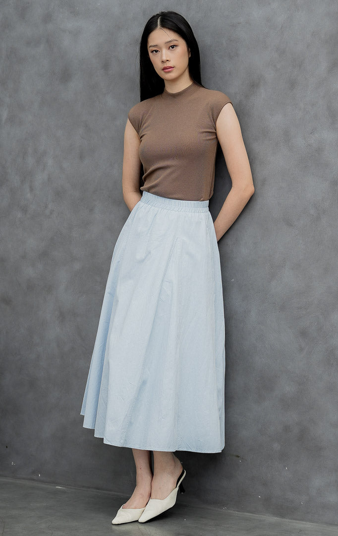 Rok maxi wanita model mekar (flared) warna biru muda (light blue) Ophelia Skirt dengan detail jahitan panel, saku samping, dan pinggang full karet.
