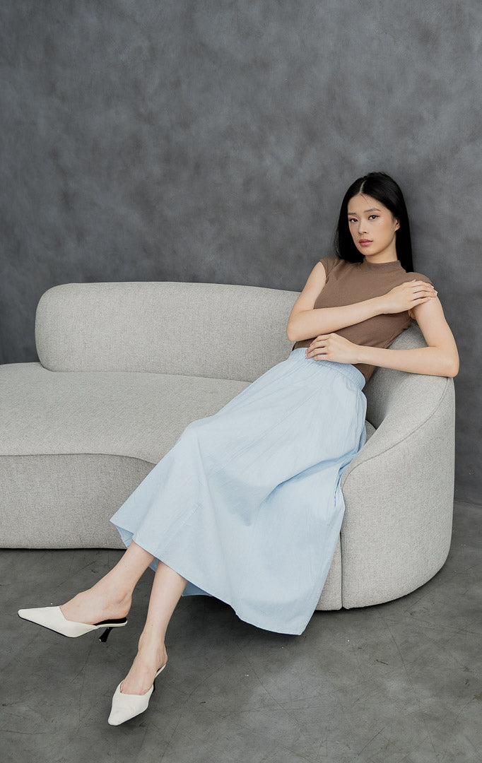 Rok maxi wanita model mekar (flared) warna biru muda (light blue) Ophelia Skirt dengan detail jahitan panel, saku samping, dan pinggang full karet.