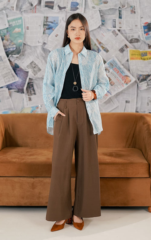 Model wanita memakai Orbitus Top blue, atasan blouse warna kuning [mustard/cerah] dengan detail [kancing depan/kerah bulat] dan potongan [lengan pendek/panjang] yang stylish.
