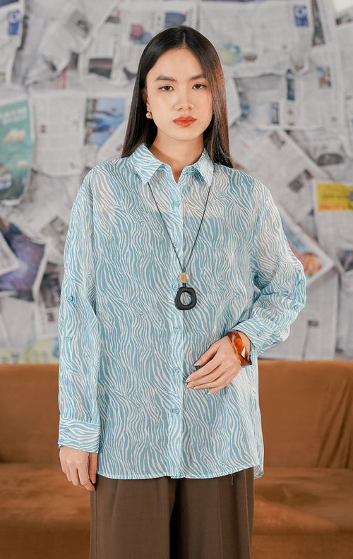 Model wanita memakai Orbitus Top blue, atasan blouse warna kuning [mustard/cerah] dengan detail [kancing depan/kerah bulat] dan potongan [lengan pendek/panjang] yang stylish.1