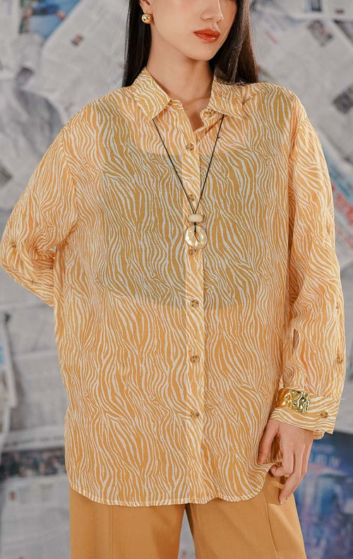 Model wanita memakai Orbitus Top Yellow, atasan blouse warna kuning [mustard/cerah] dengan detail [kancing depan/kerah bulat] dan potongan [lengan pendek/panjang] yang stylish.1