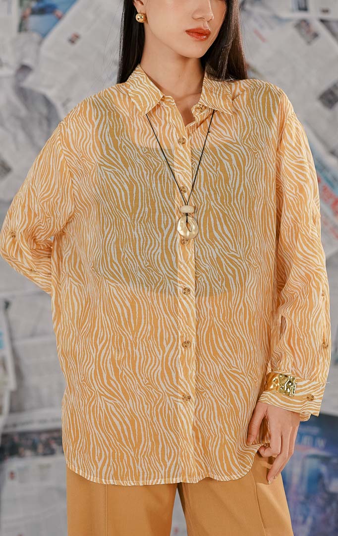 Model wanita memakai Orbitus Top Yellow, atasan blouse warna kuning [mustard/cerah] dengan detail [kancing depan/kerah bulat] dan potongan [lengan pendek/panjang] yang stylish.1