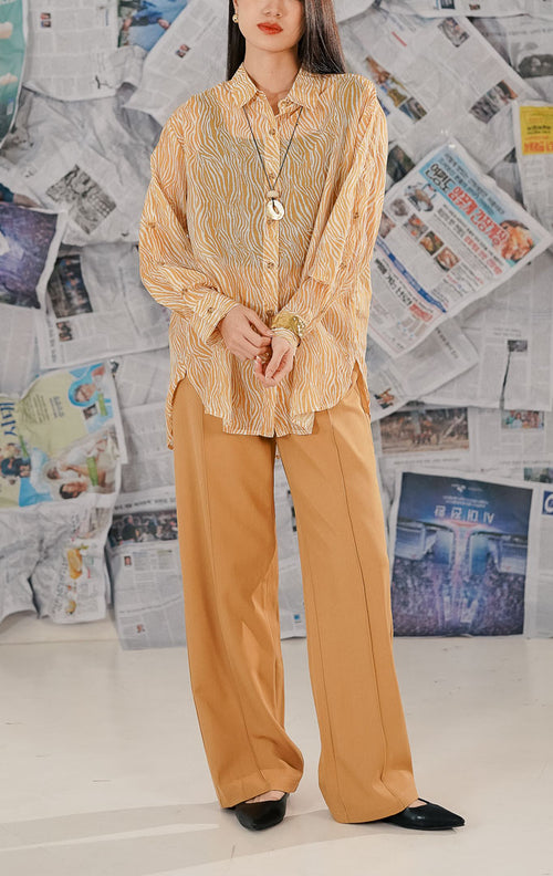 Model wanita memakai Orbitus Top Yellow, atasan blouse warna kuning [mustard/cerah] dengan detail [kancing depan/kerah bulat] dan potongan [lengan pendek/panjang] yang stylish.